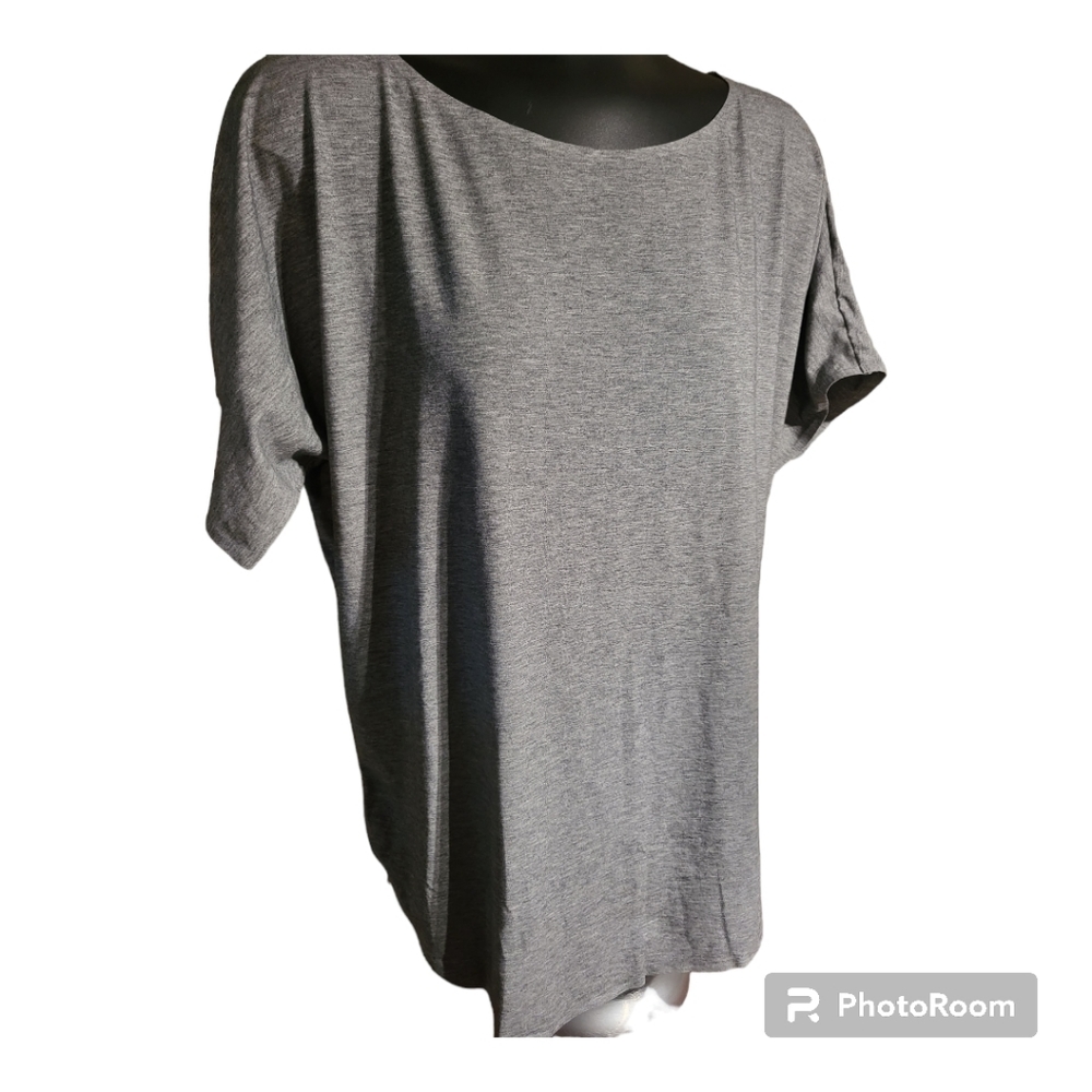 Uniqlo heather grey basic tee